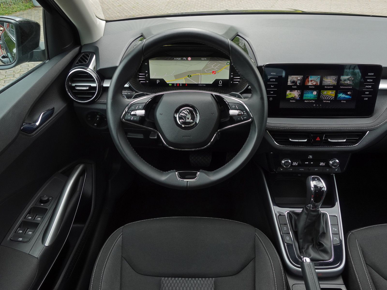 Fahrzeugabbildung SKODA Fabia 1.0 TSI DSG STYLE Pano Navi AHK SmartLink+