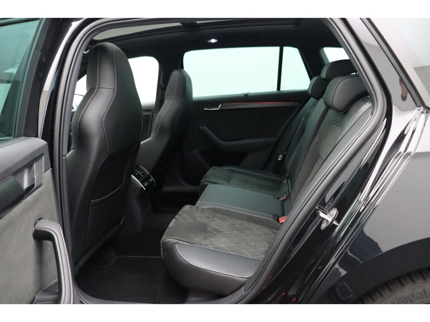 Fahrzeugabbildung SKODA Superb Combi SportLine 4x4 Digi Cockpit 360 Kame