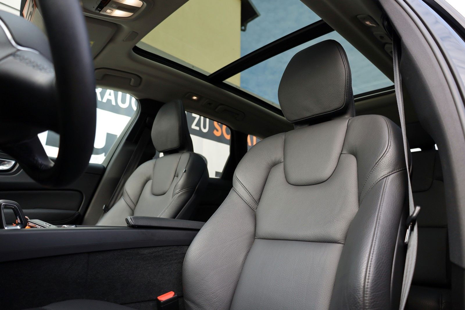 Fahrzeugabbildung Volvo XC60 T6 Recharge  AWD Leder,Navi,LED,Auto Pilot