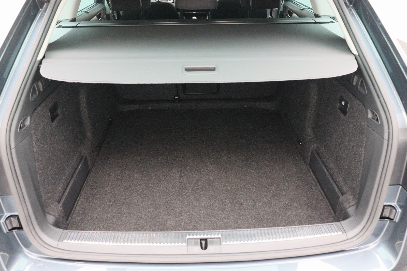 Fahrzeugabbildung SKODA Superb Combi ACC NaviXenon DSG  PDC SHZ v+h