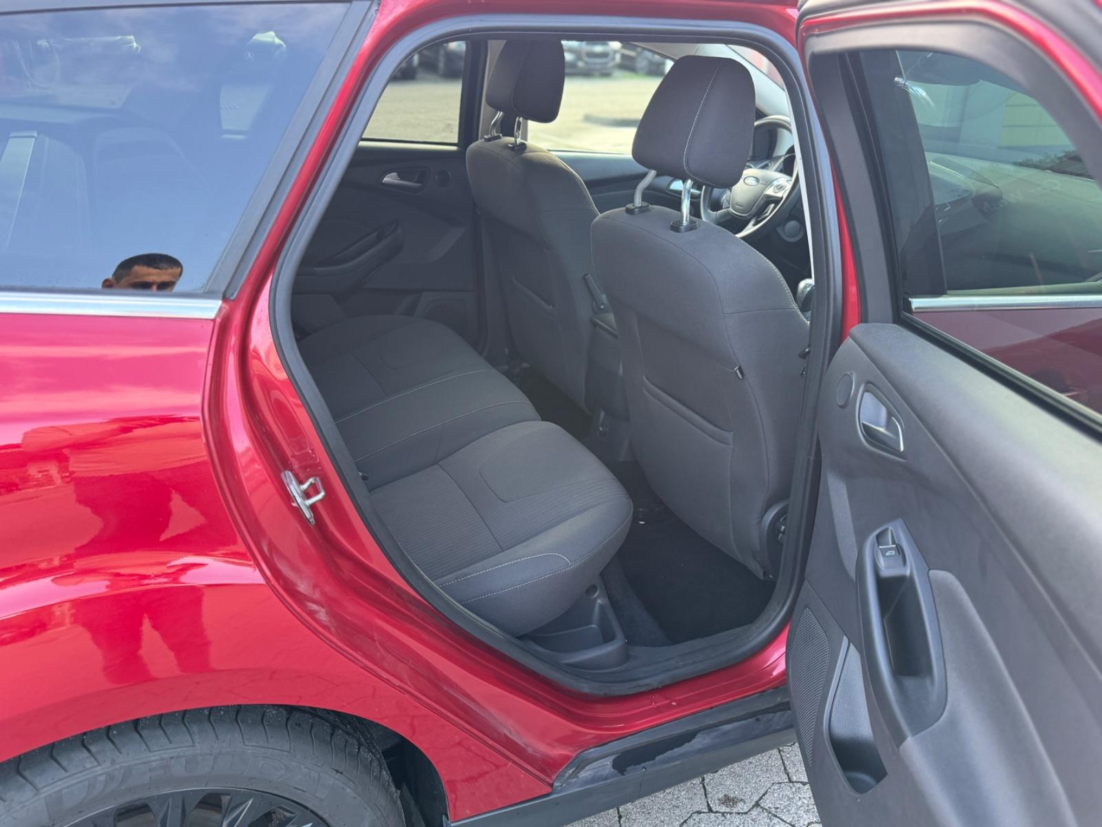 Ford Focus 2011 — photo 14