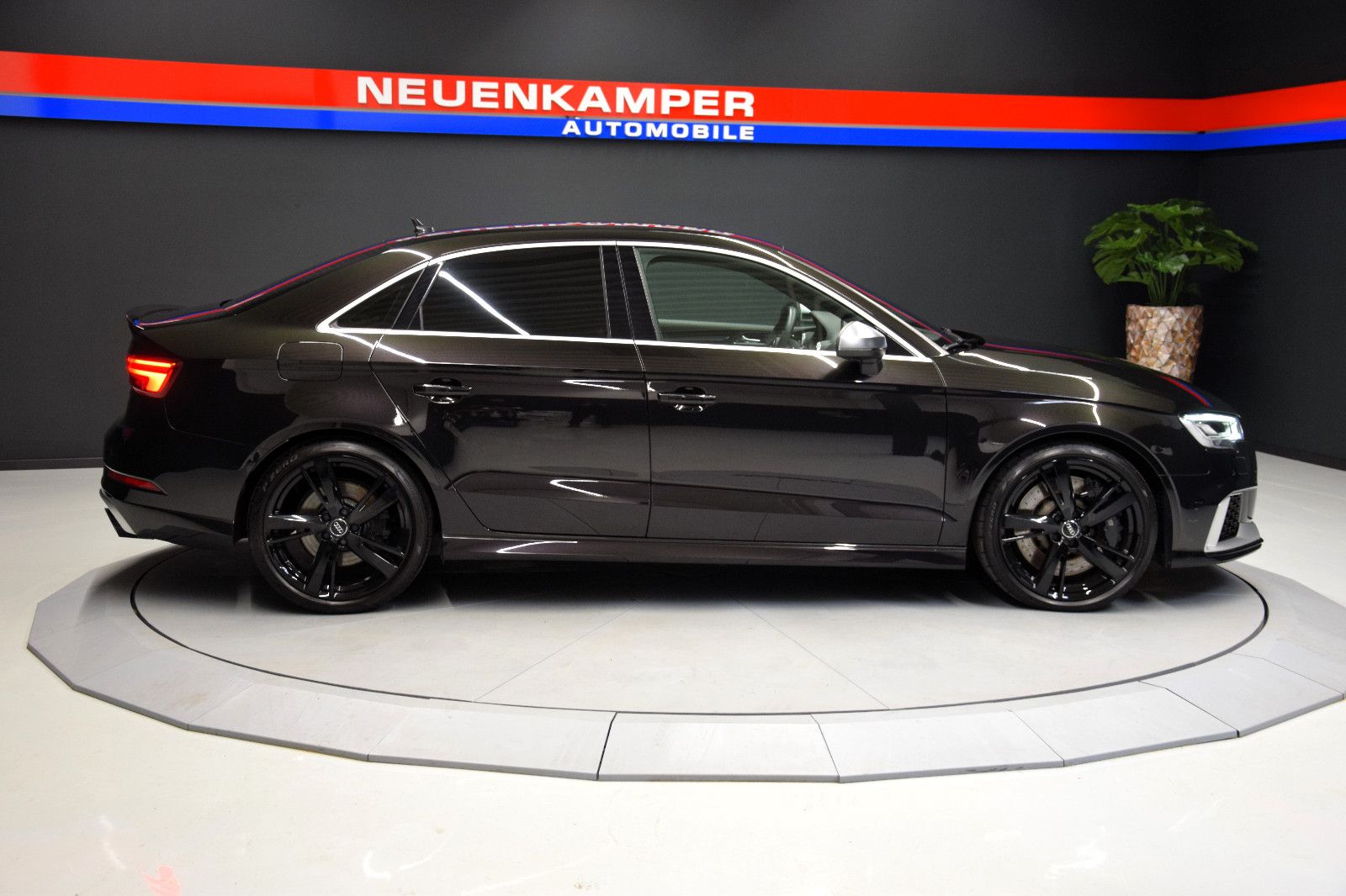 Fahrzeugabbildung Audi RS3 Lim. quattro ACC Virtual LED Kamera RS-Sitze