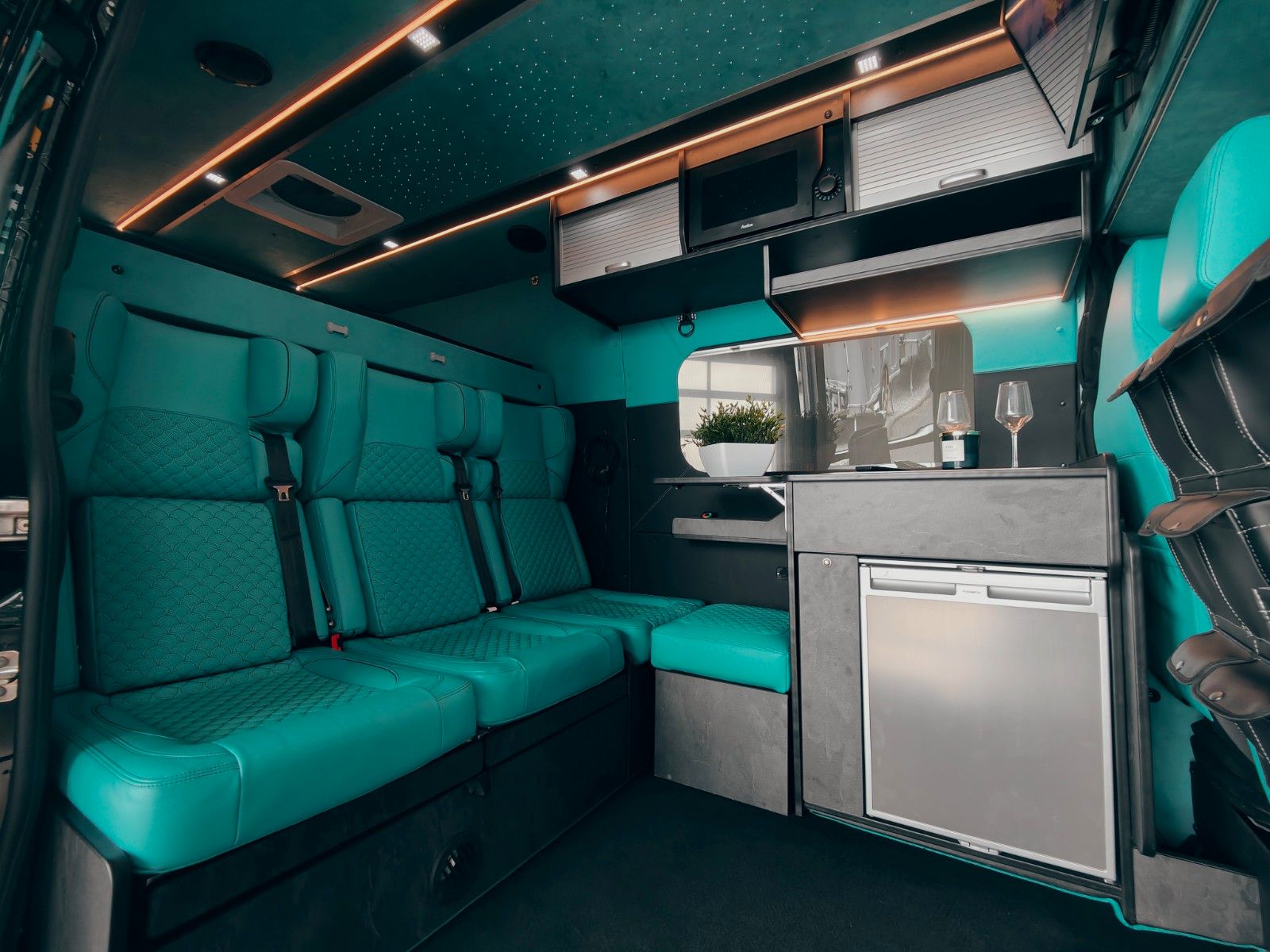Fahrzeugabbildung Mercedes-Benz X-CROSSVAN 4x4² XXL - #1OFF