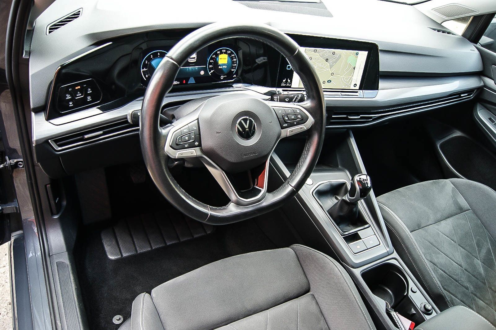 Fahrzeugabbildung Volkswagen Golf VIII 1.5 TSI ''1st EDITION'' PANORAMA VIRTU