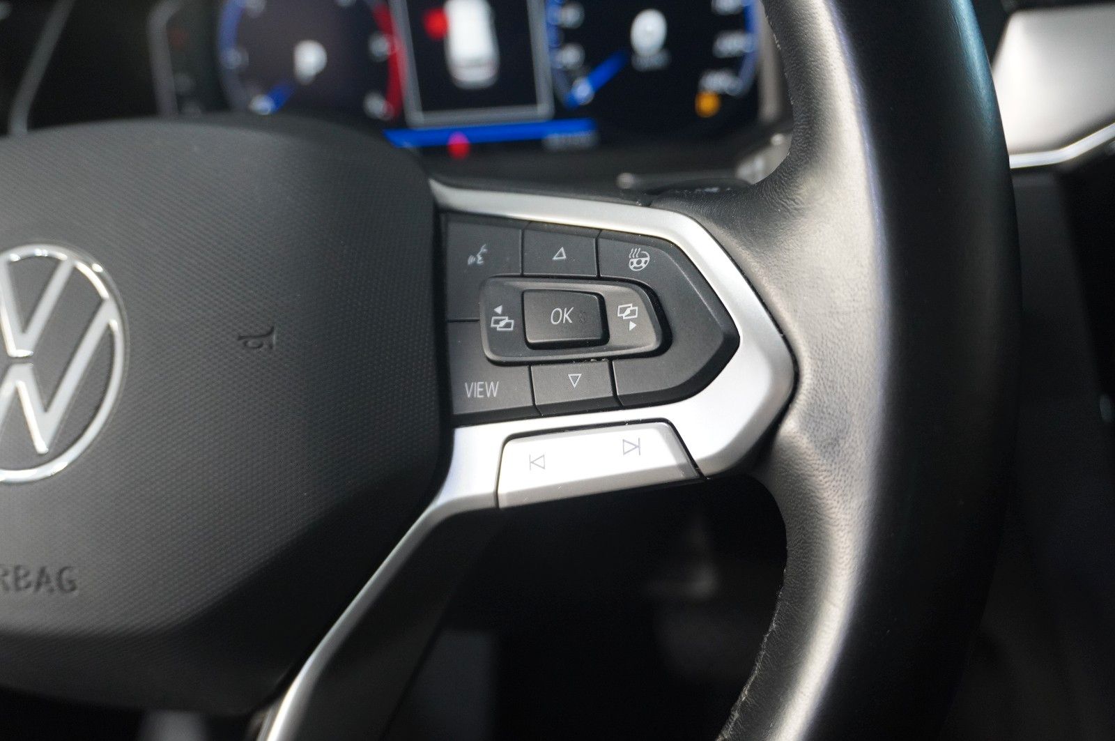 Fahrzeugabbildung Volkswagen Passat Vari. 2.0 TDI R-LINE 4M NAVI/KAMERA/AHK