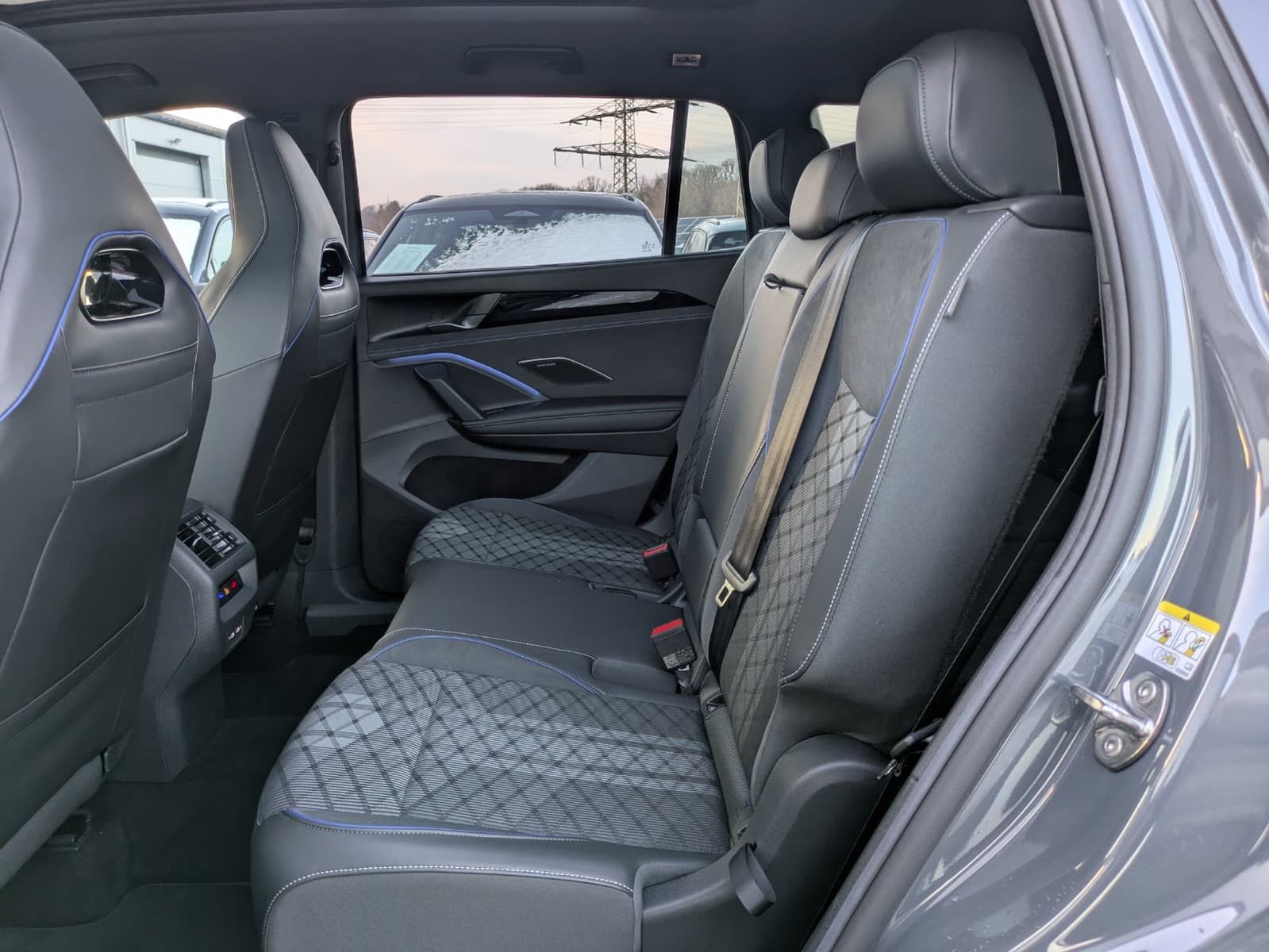 Fahrzeugabbildung Volkswagen Tayron 2.0 TDI 4M R-Line BLACK*7S*IQ-L.*PANO*HUD