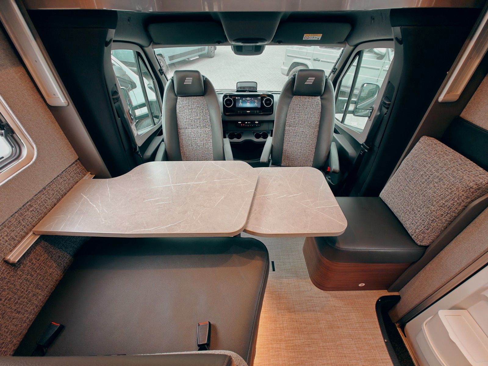 Fahrzeugabbildung HYMER / ERIBA / HYMERCAR B-KLASSE MC T 680 X - PTS SELENITGRAU MAGNO