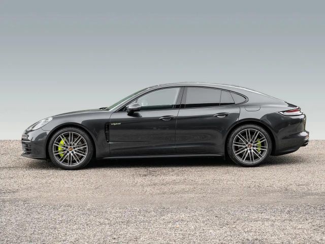 Porsche Panamera 4 E-Hybrid  mit Sport-Abgasanlage