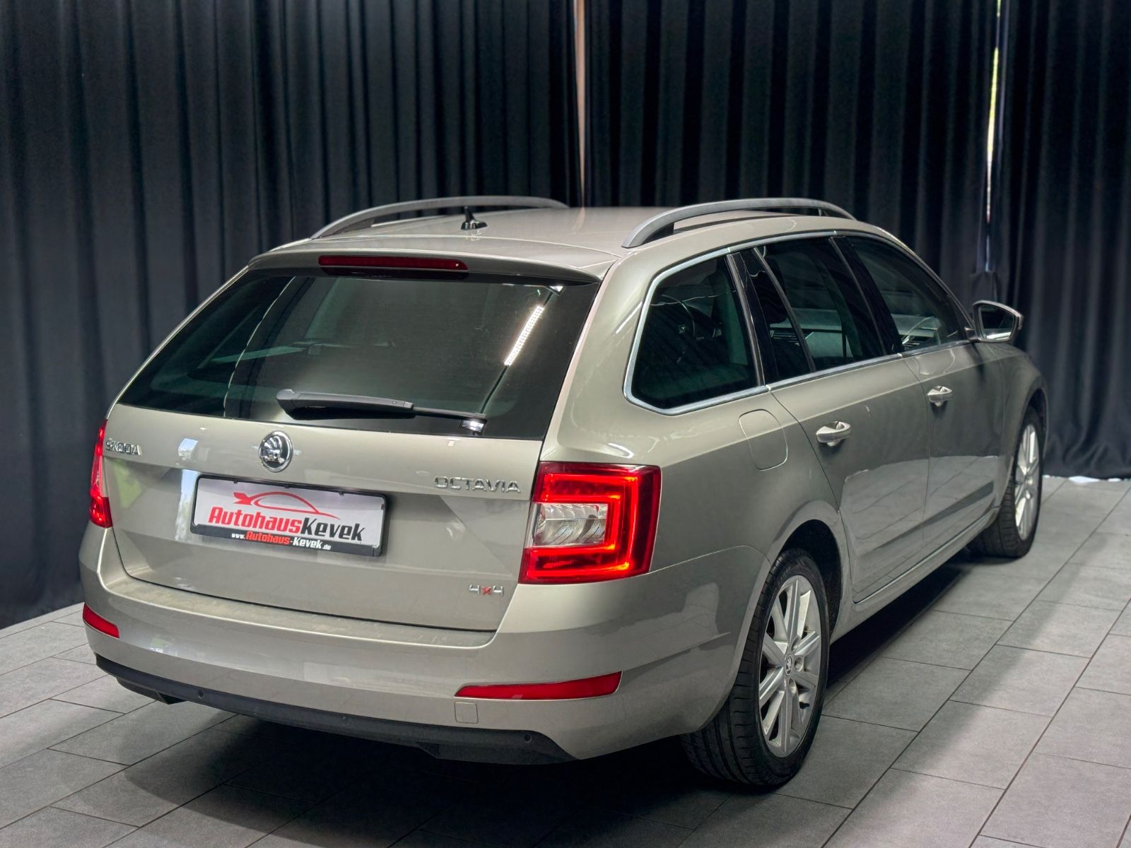 Fahrzeugabbildung SKODA Octavia Combi Elegance 4x4|NAVI|XENON|AHK|