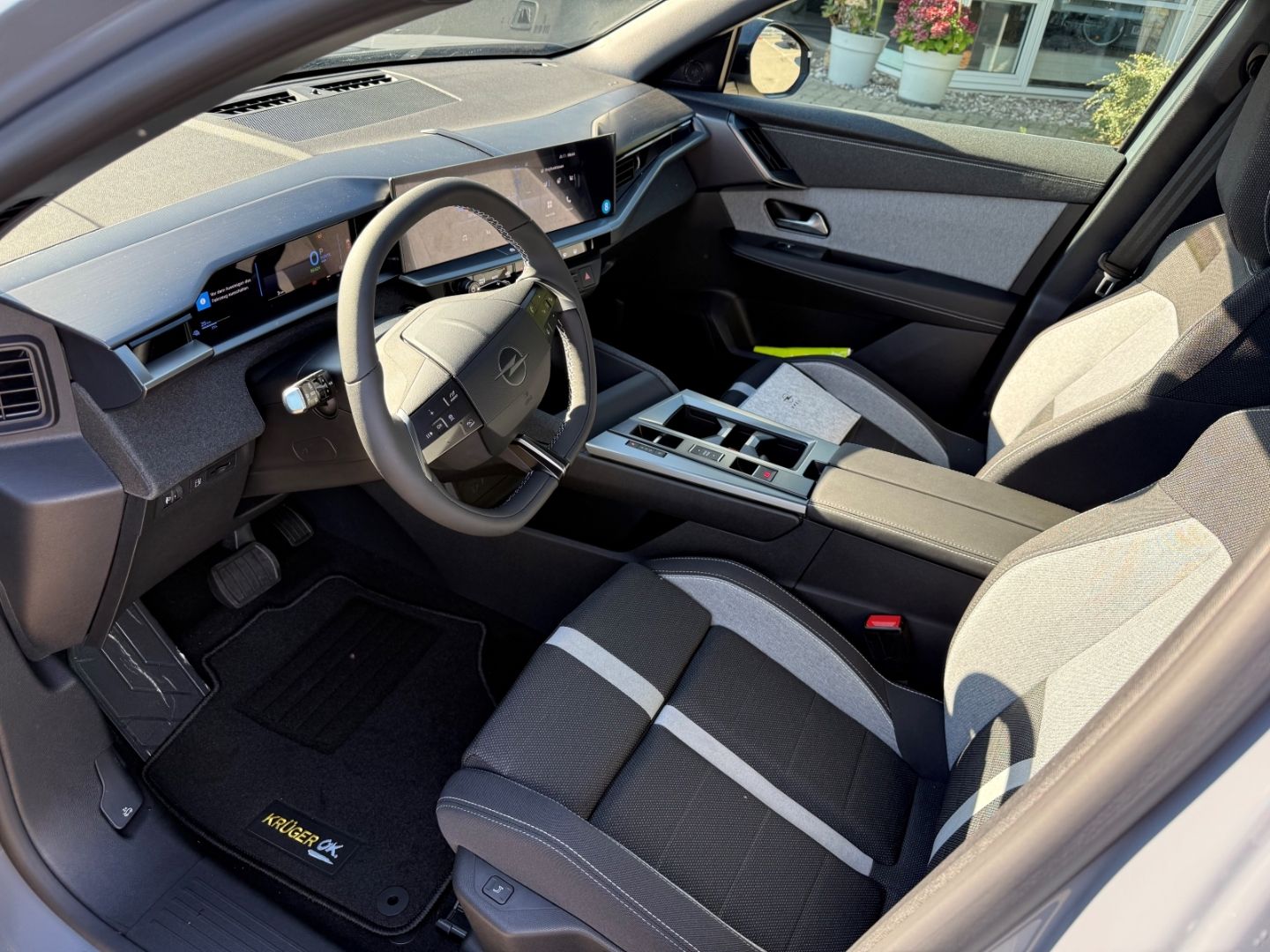 Fahrzeugabbildung Opel Grandland 1.6 Plug-in-Hybrid mit AHK+Allwetter
