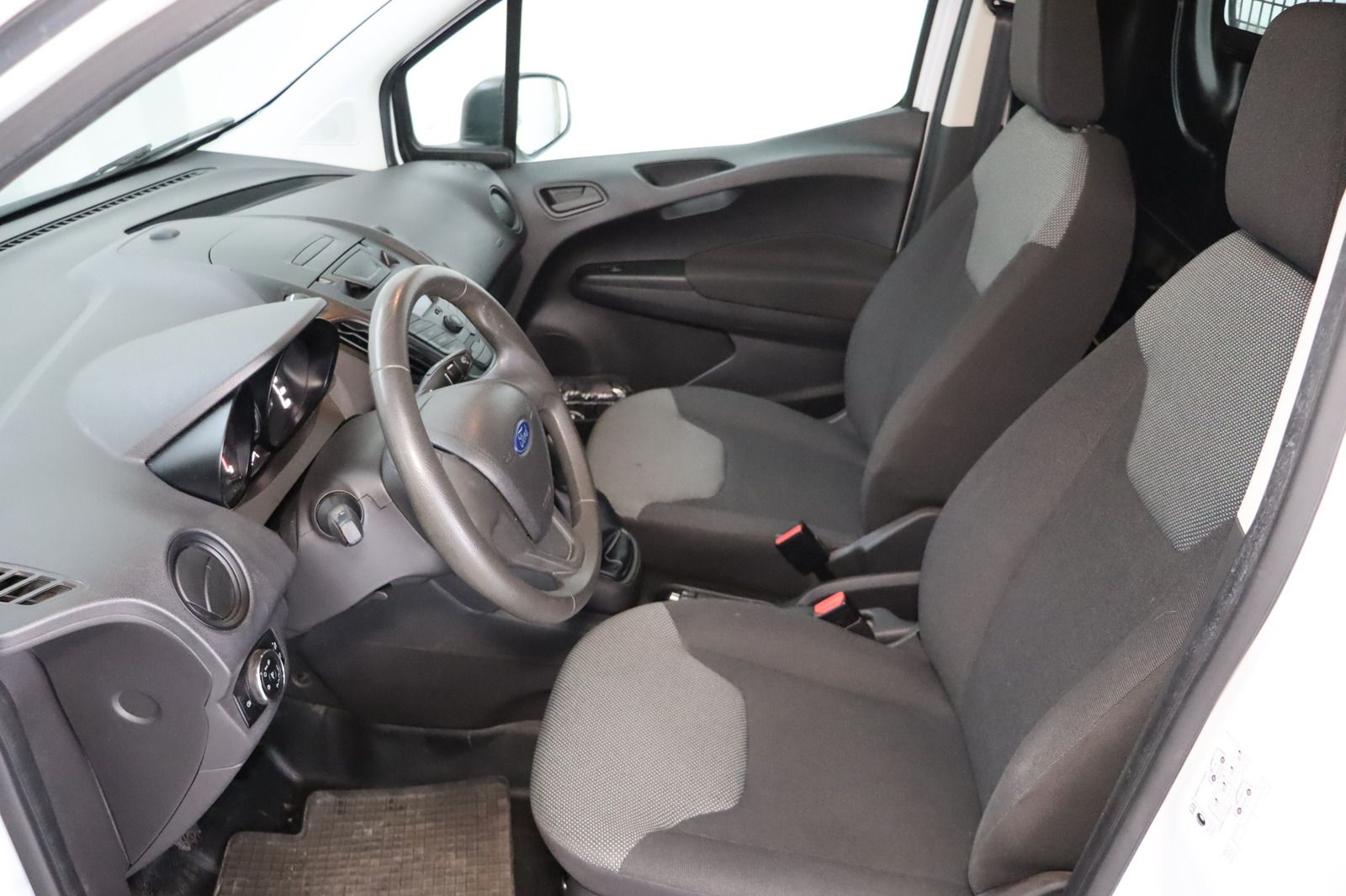 Fahrzeugabbildung Ford Transit Courier AHK * HU/AU bis 08.2027 * 1.Hand