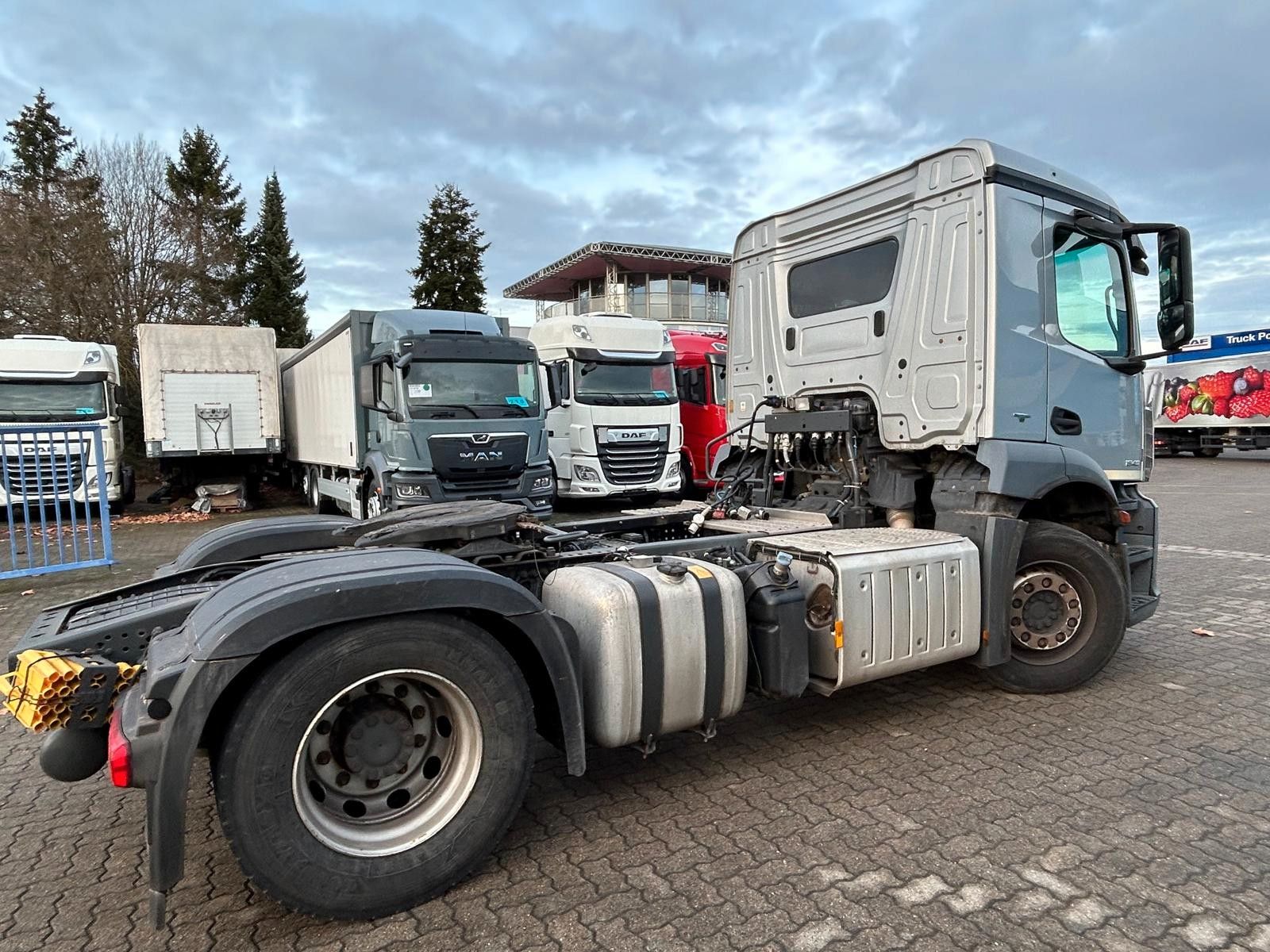 Fahrzeugabbildung Mercedes-Benz 1840 L Antos mit 2-Achs Kühlauflieger