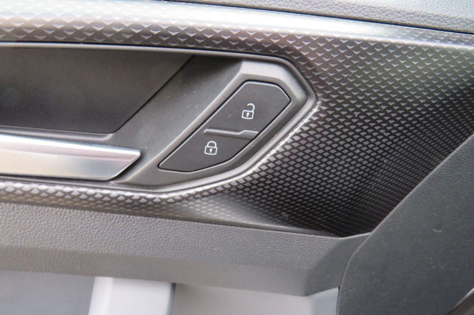 Fahrzeugabbildung Volkswagen T-Cross Life DSG PDC TELVOR SITZH. 1H.