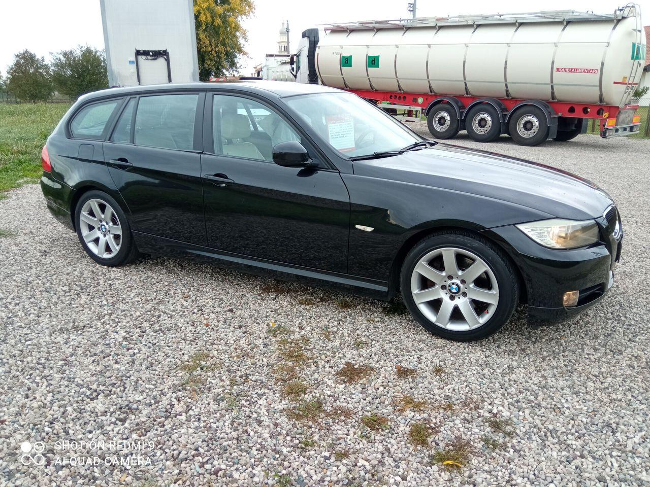 BMW 320 2009 — rear view