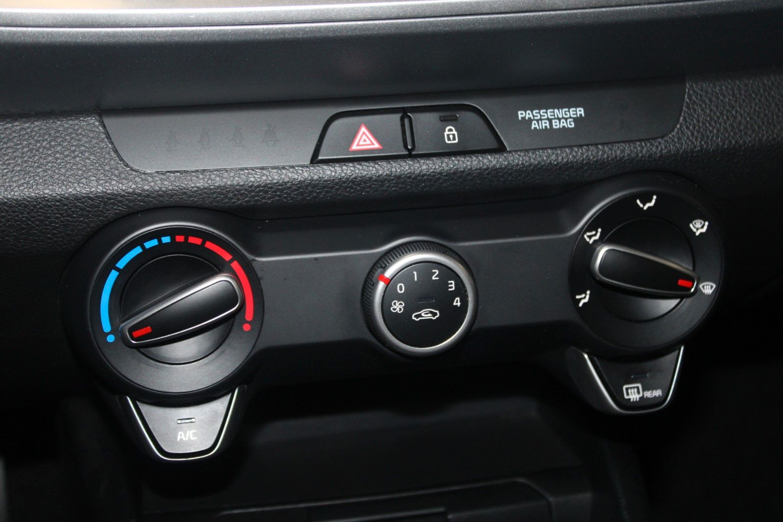 Fahrzeugabbildung Kia Stonic KLIMA NAVI Kamera PDC DAB usw. 1.Hand