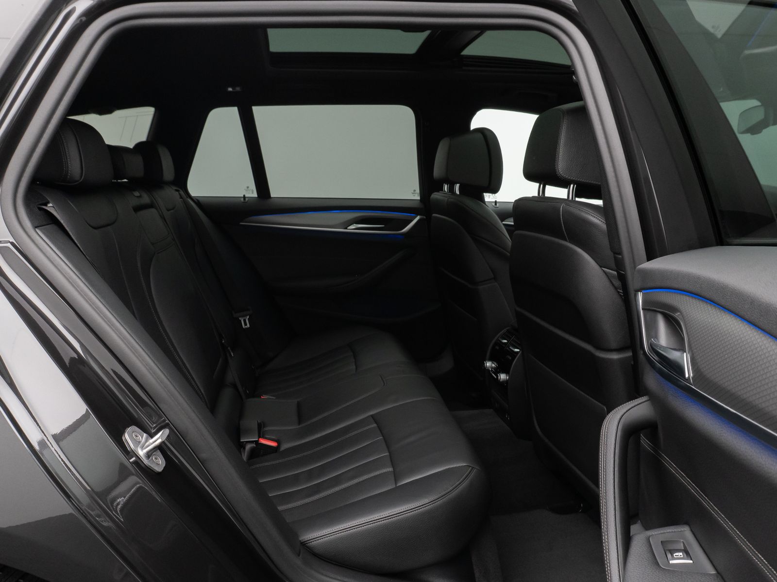 Fahrzeugabbildung BMW 520d M Sport Panorama 360° HUD HiFi AHK Komfort