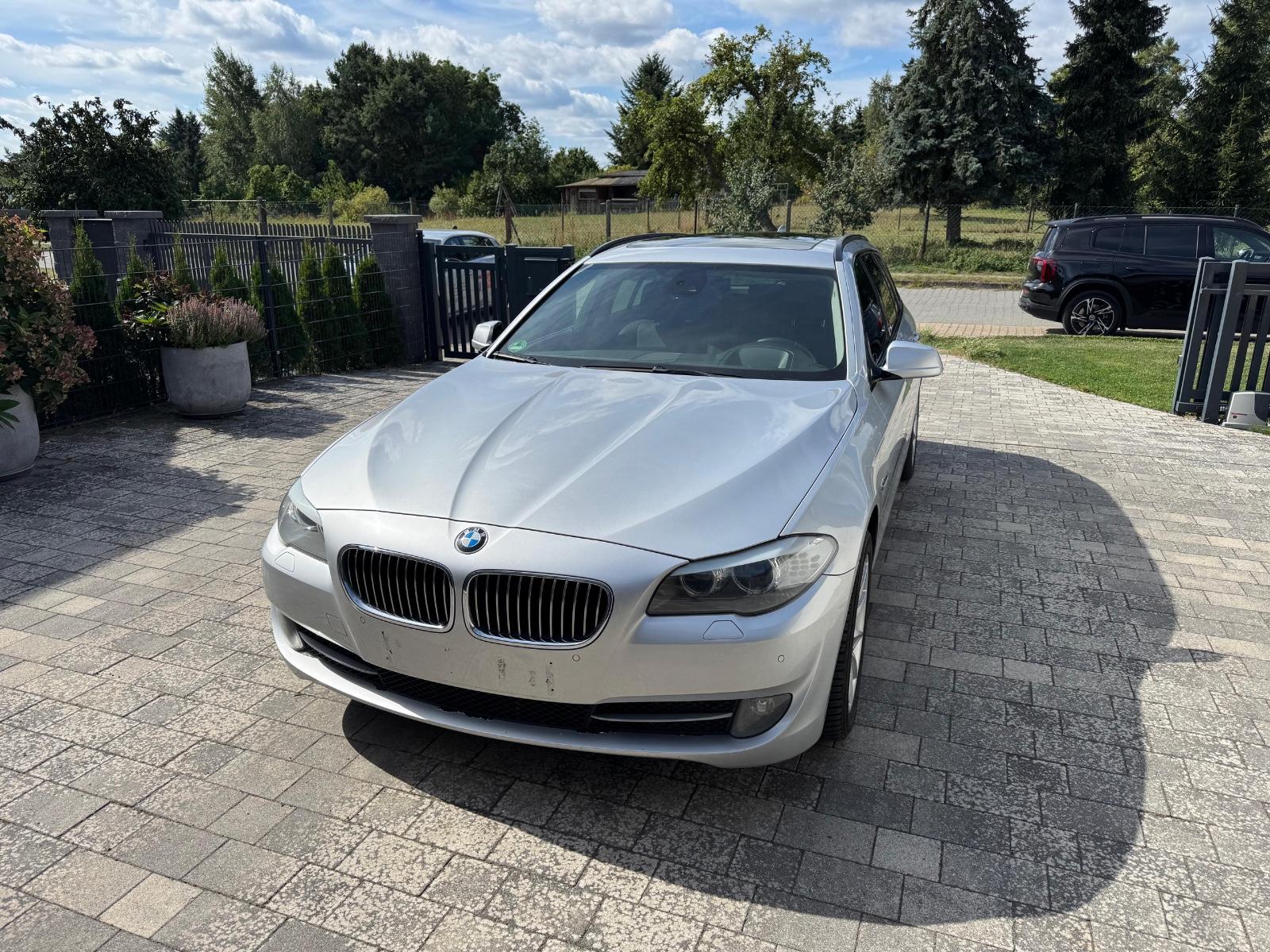 BMW 530 2012 — interior
