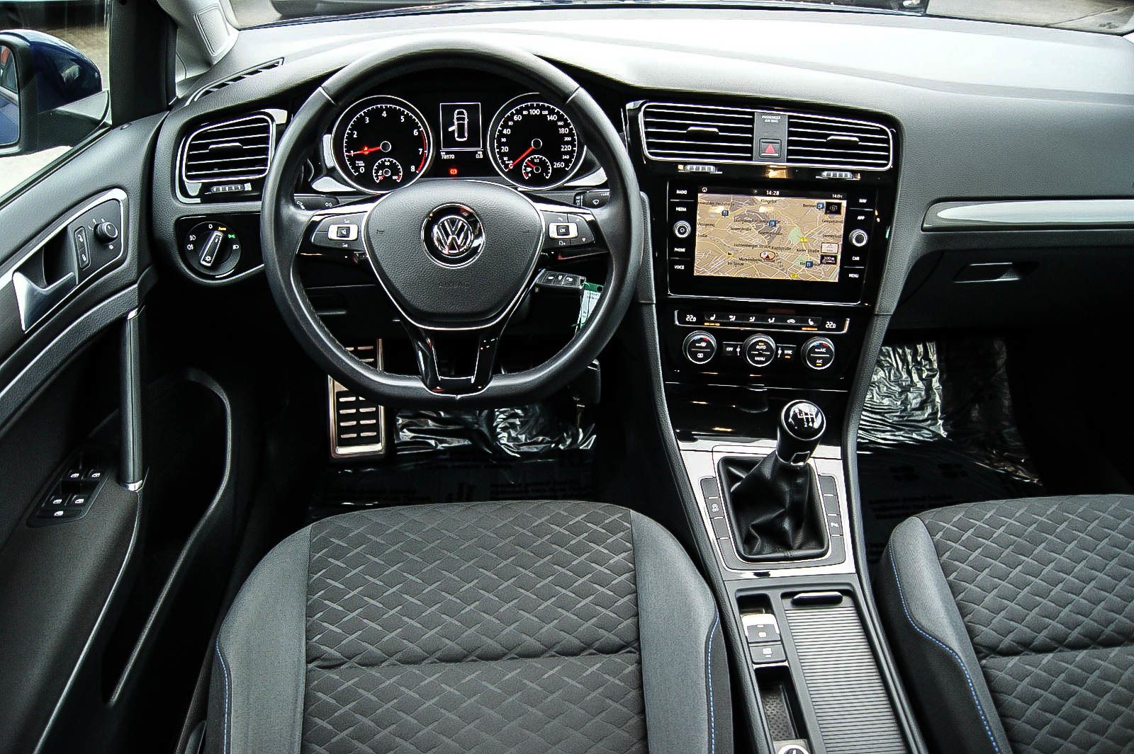 Fahrzeugabbildung Volkswagen Golf VII Variant 1.0 TSI Join NAVI PDC SZHG AHK
