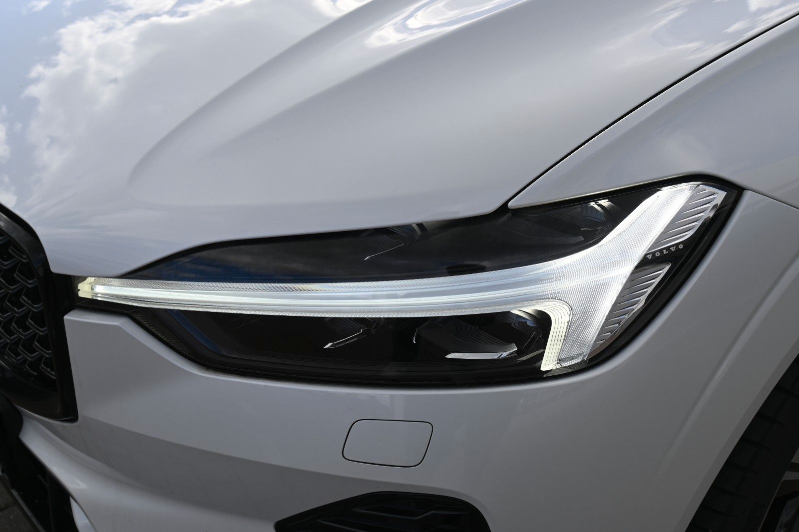 Fahrzeugabbildung Volvo XC60 T8 R Design PHEV MAPS*Luft*B&W*STHZG*HUD*