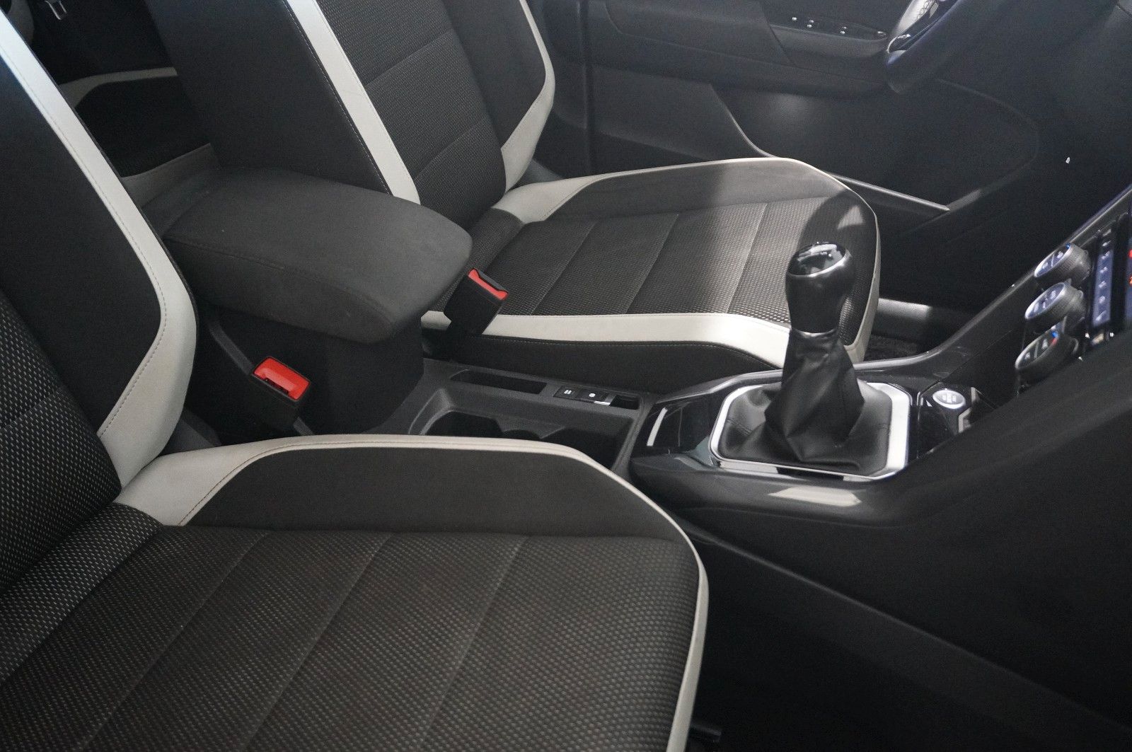 Fahrzeugabbildung Volkswagen T-Roc 1.5 TSI R-LINE SPORT NAVI/LED/KAMERA/VIRT.