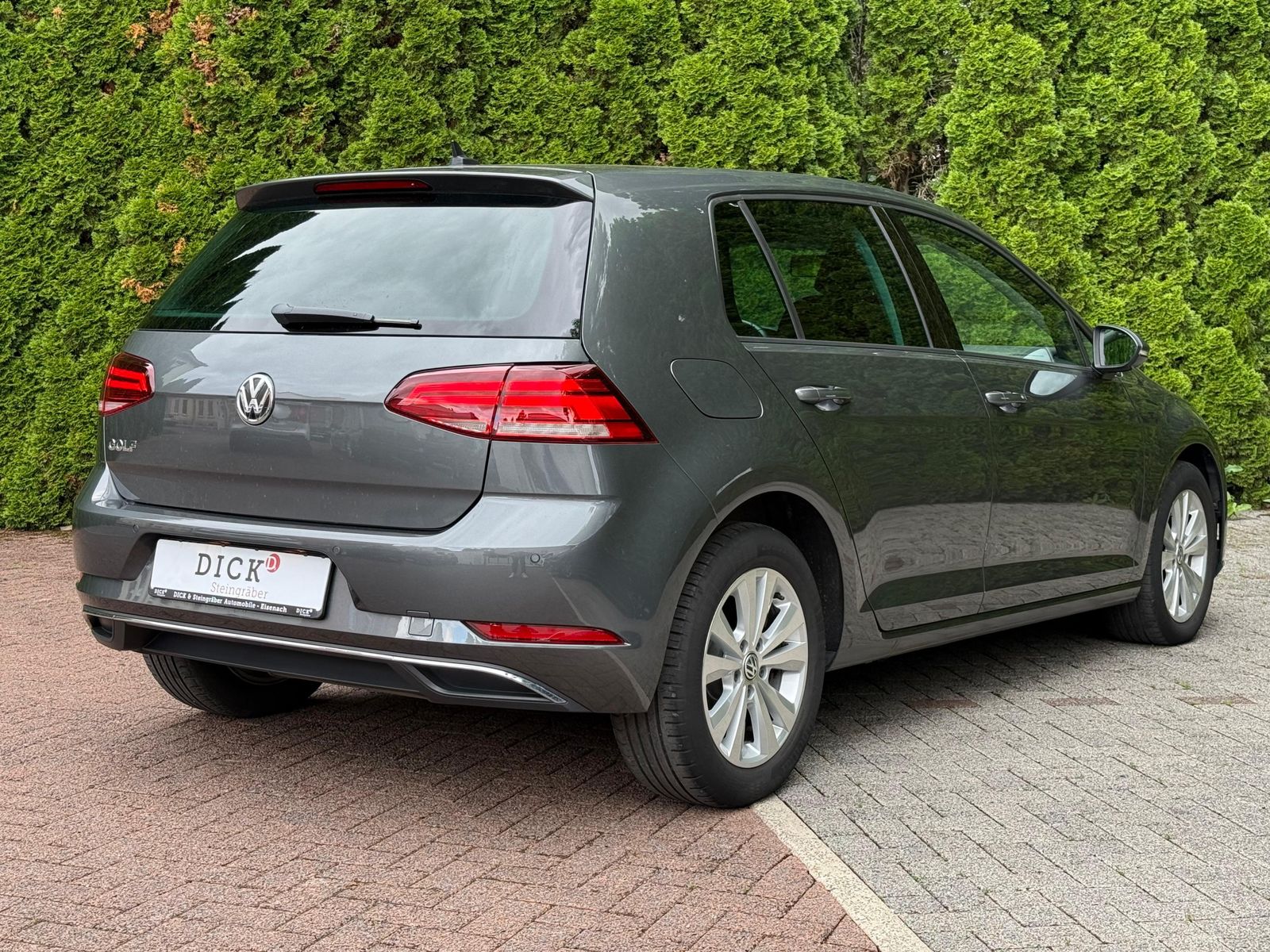 Fahrzeugabbildung Volkswagen Golf 1.6 TDI DSG Lim Comfortline NAV+SHZ+PDC+MFL