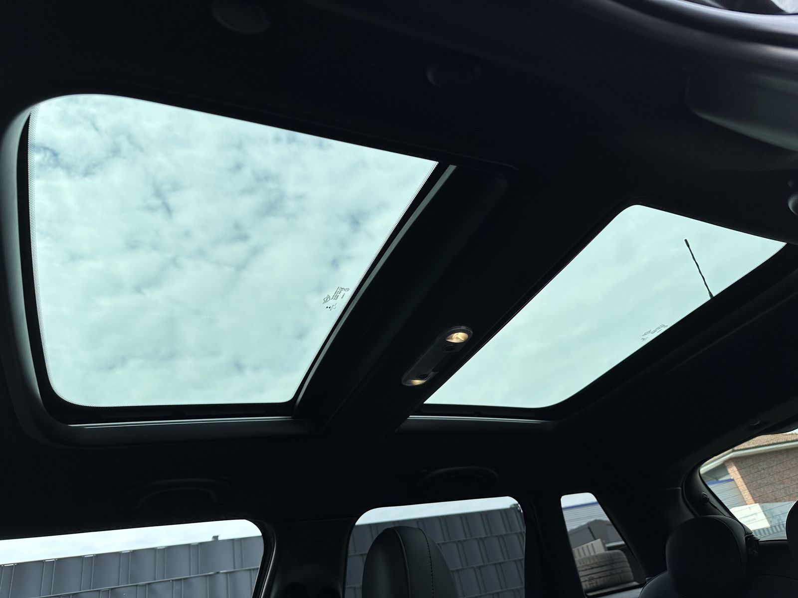Fahrzeugabbildung MINI Cooper S Sport-Aut. JCW NAV+LED+PANO+ACC+H&K+1HD