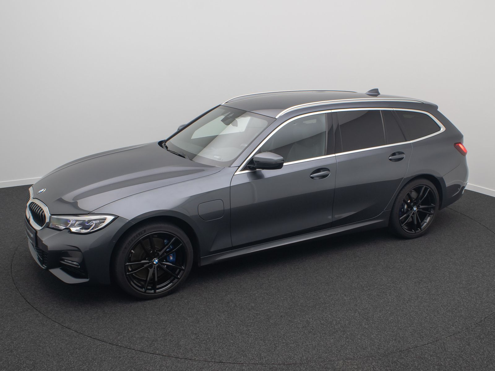 Fahrzeugabbildung BMW 330e xD M Sport Individual Kamera Laser HUD 19"