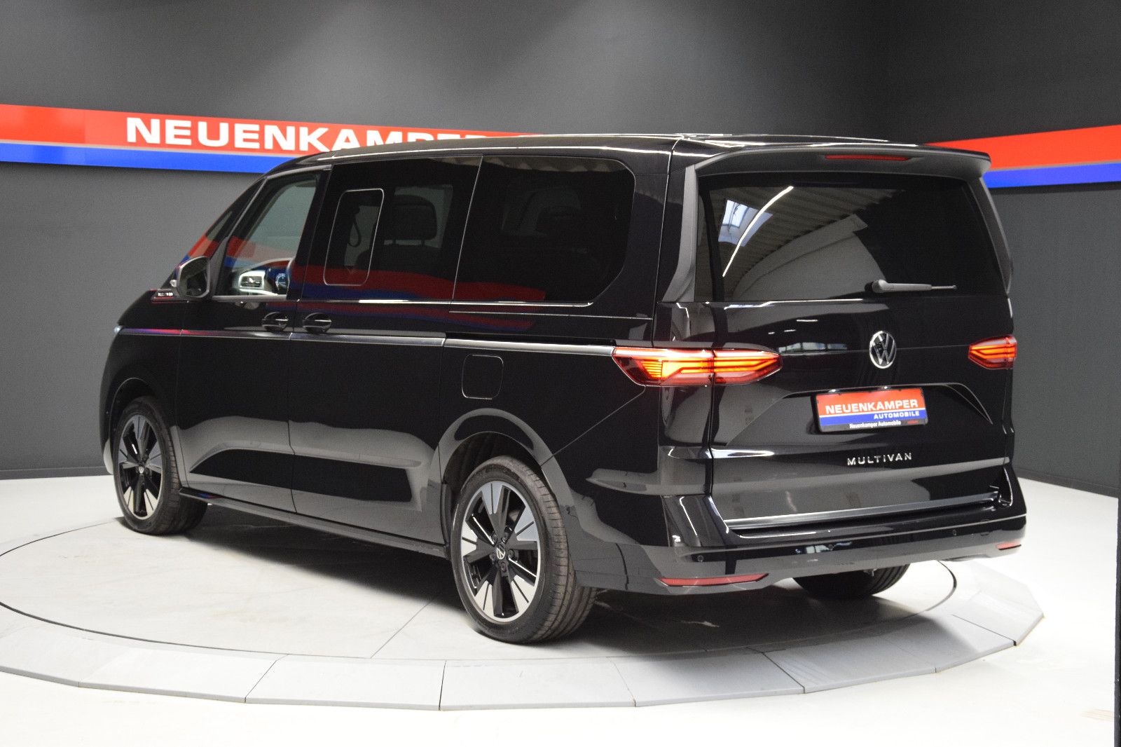 Fahrzeugabbildung Volkswagen T7 Multivan Style Lang Pano ACC Matrix AHK vis-a