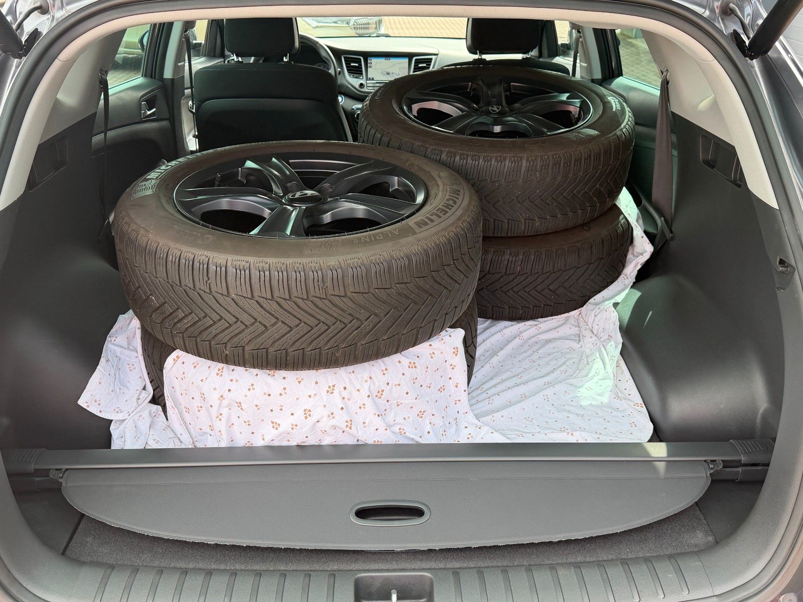 Fahrzeugabbildung Hyundai TUCSON 1.7 CRDi Premium *Totwinkl*8fach*AHK*LED*