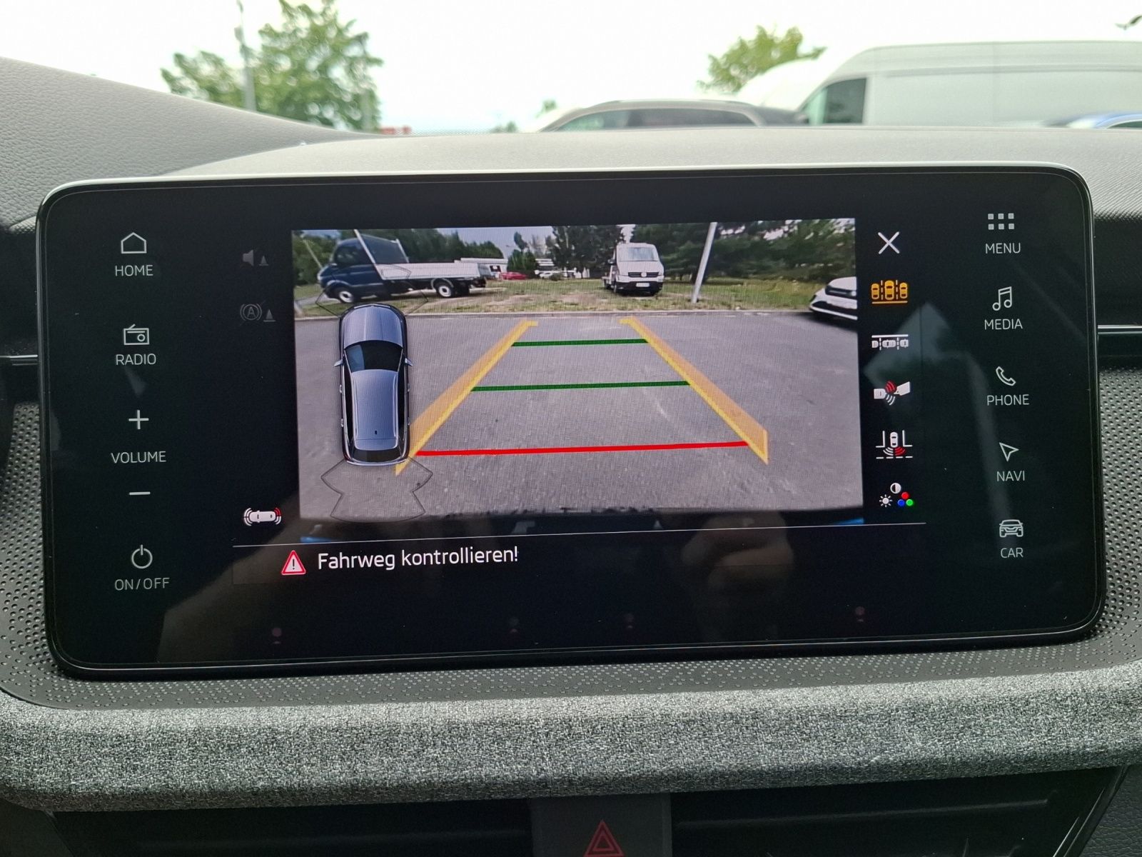 Fahrzeugabbildung SKODA Kamiq TSI Selection DSG LED Navi AID ACC RFK SHZ