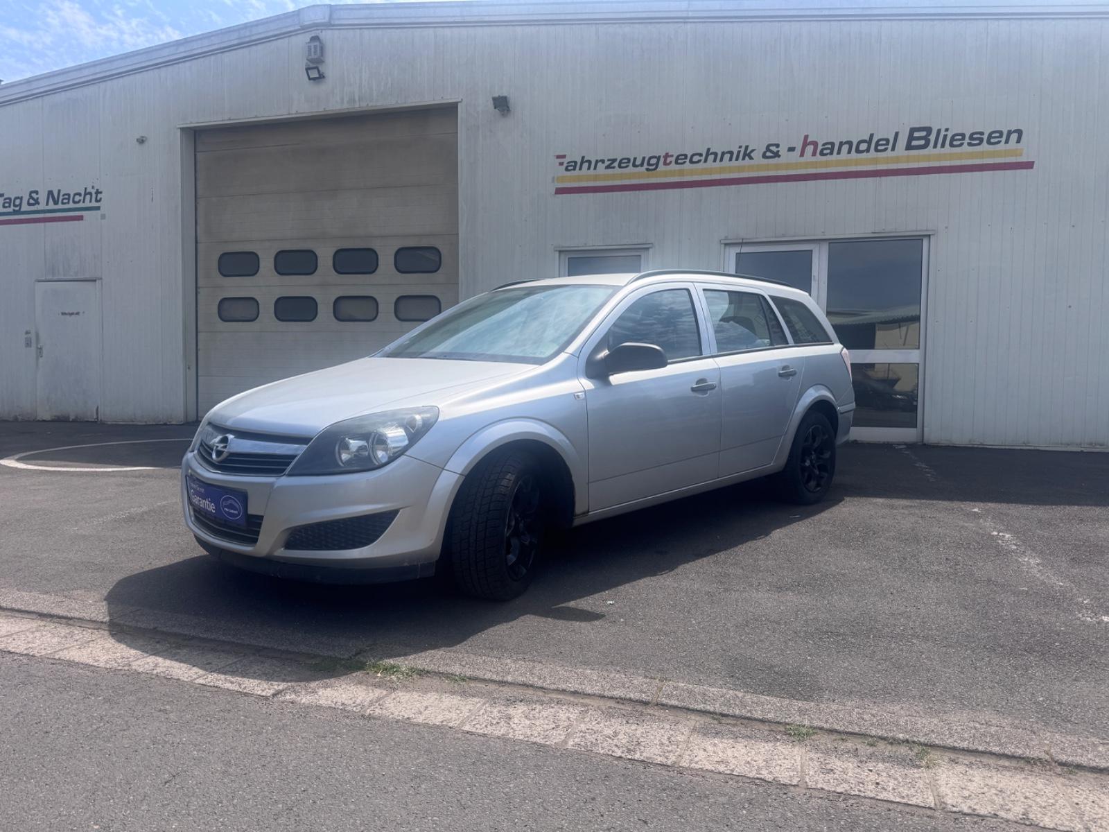 Opel Astra 2009 — rear view