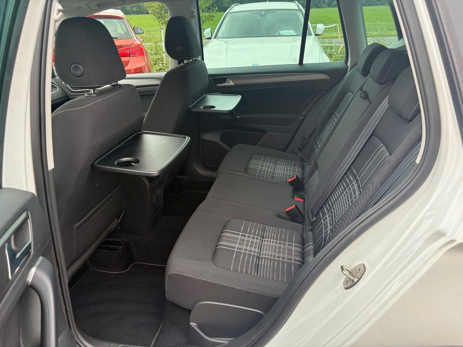 Fahrzeugabbildung Volkswagen Golf Sportsvan VII 1.6 TDI Lounge Navi PDC SHZ