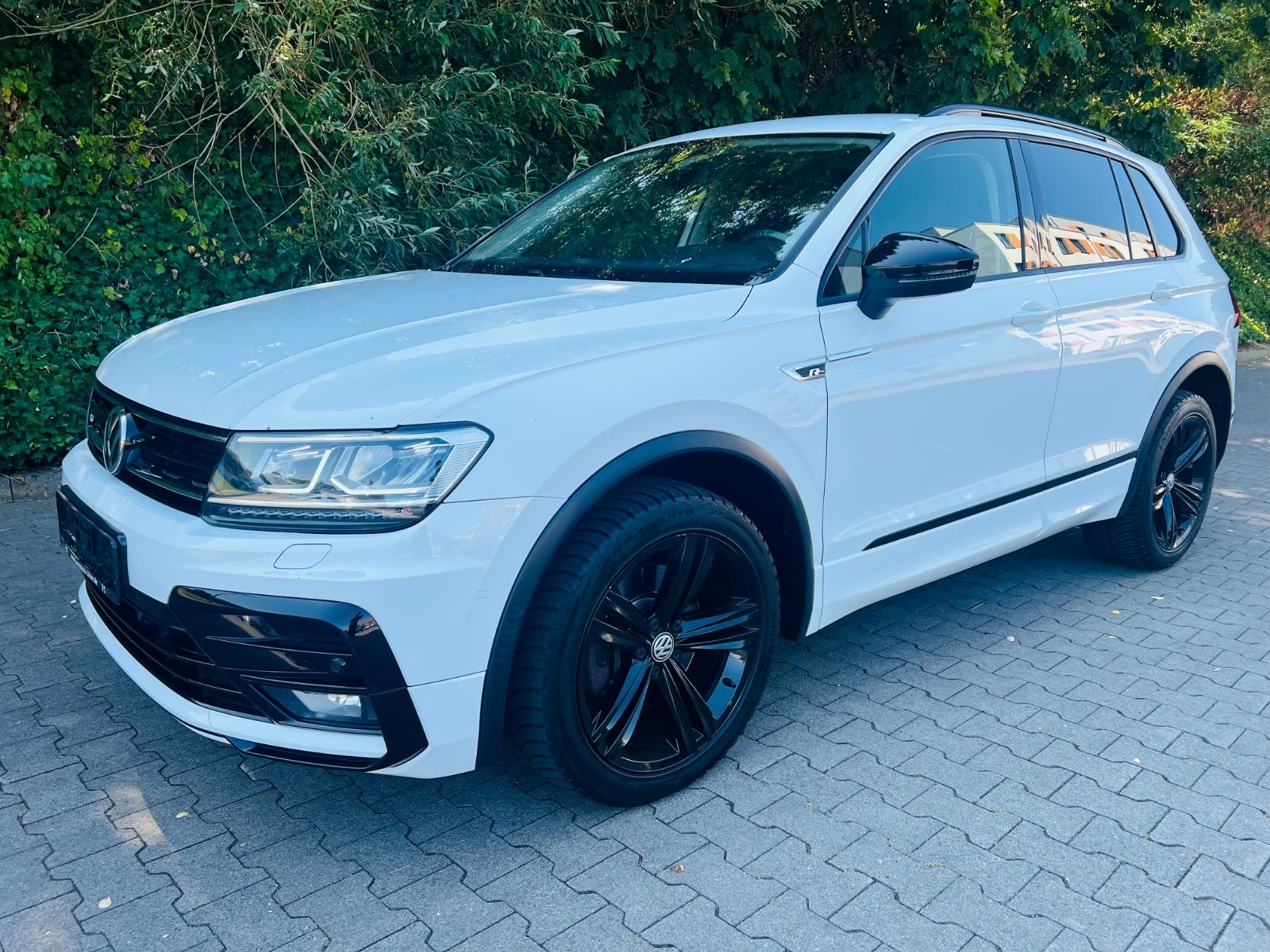Volkswagen Tiguan - 1