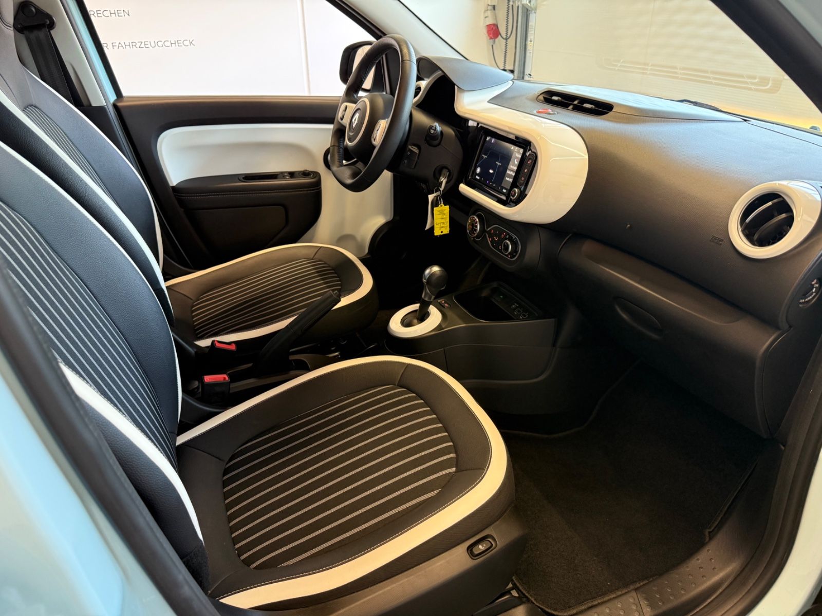 Fahrzeugabbildung Renault Twingo Techno Electric, Navi, Rückfahrkamera