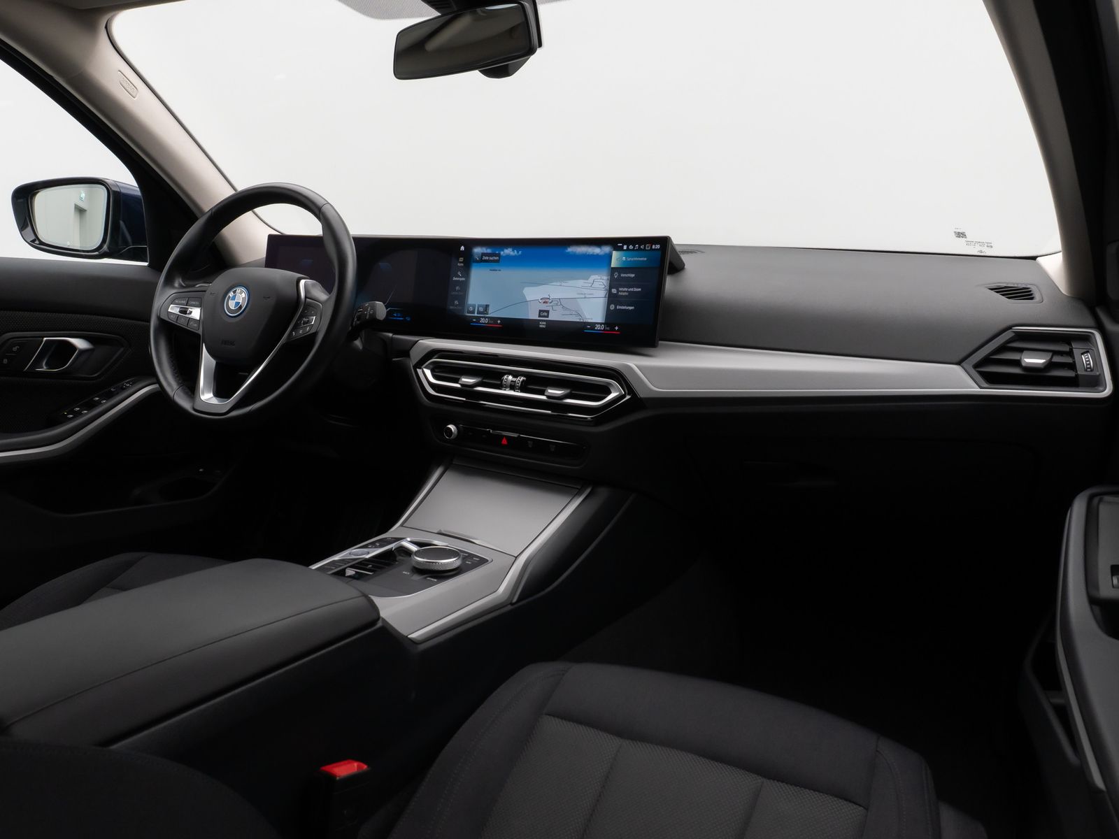 Fahrzeugabbildung BMW 330e Individual DAB HiFi Fernlichtassist PDC LED