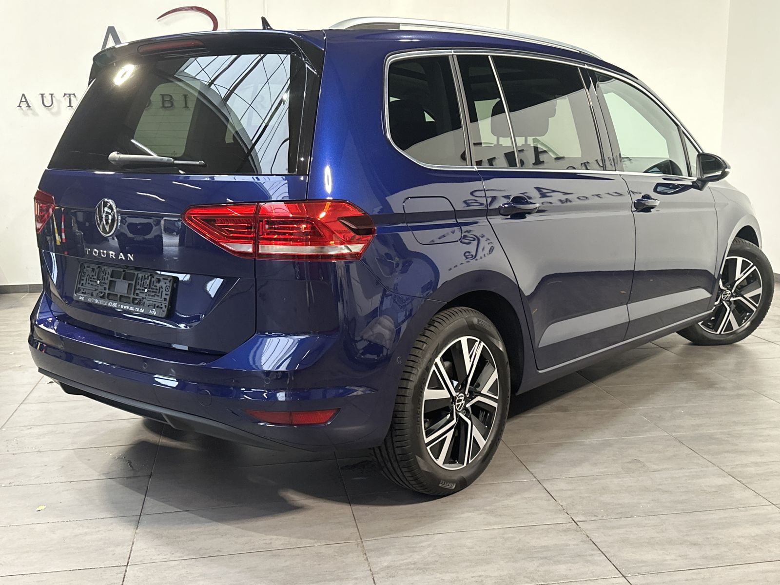 Fahrzeugabbildung Volkswagen Touran 1.5 TSI DSG HL 7-Sitzer NAV+LED+KAM+PANO