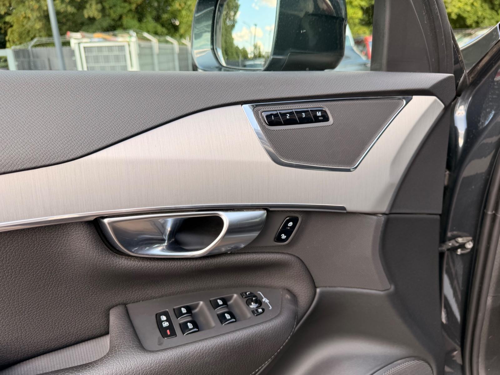 Volvo XC 90 MOMENTUM PRO AWD *7.SITZER*NAVI*LEDER*