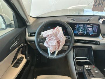 2023 BMW IX1 — миниатюра 15