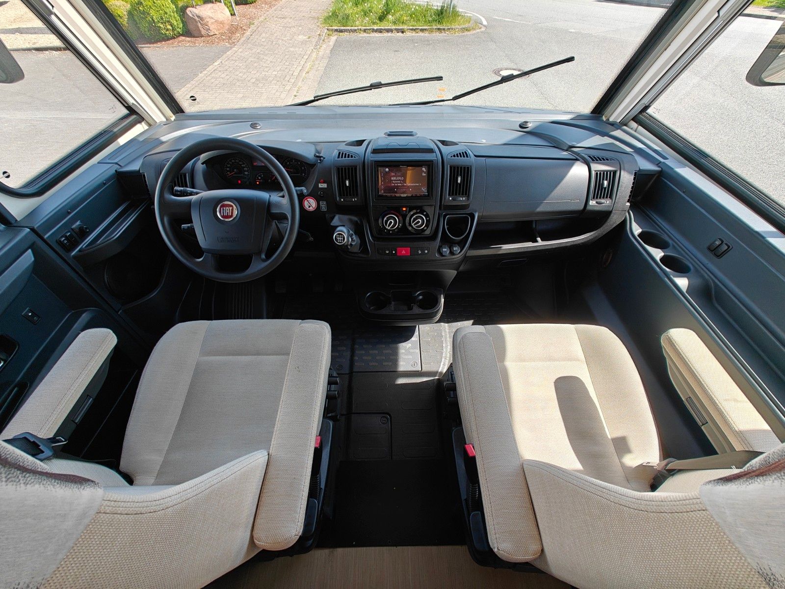 Fahrzeugabbildung Bürstner Elegance I 728 G - 150PS, SAT, TV, Navi, 2x AGM