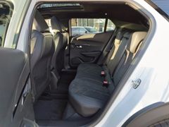 Fahrzeugabbildung Peugeot 2008 GT Pure Tec 130 EAT8, Schiebedach, Navi