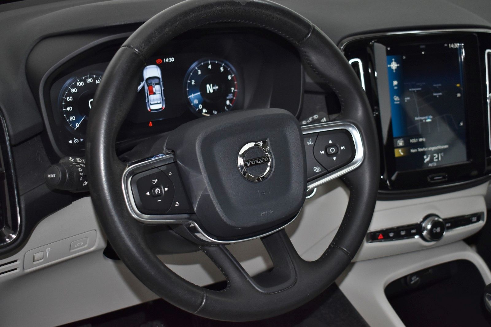 Fahrzeugabbildung Volvo XC40 Momentum 2WD Sensus,Navi,LED,T.Leder,PDC