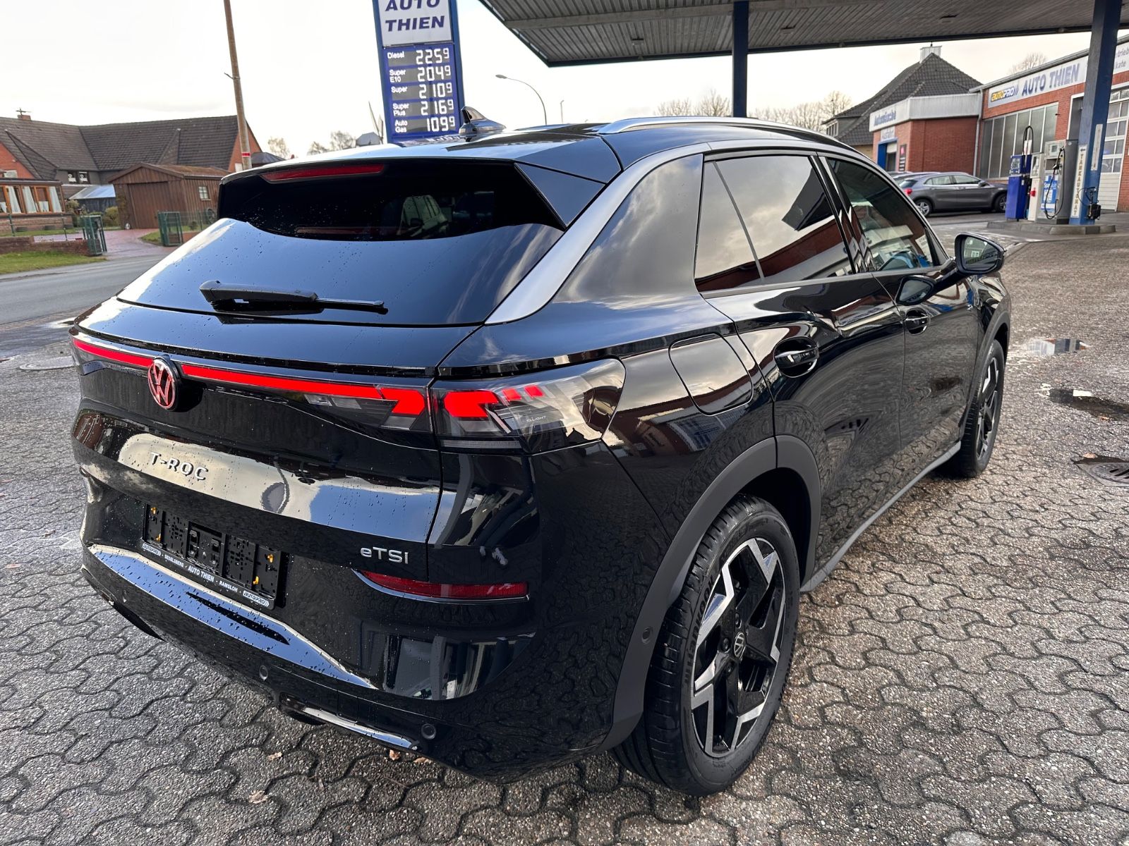 Fahrzeugabbildung Volkswagen T-Roc R Line 1.5 eTSI DSG APP/ACC/AHK/LED/eHeck
