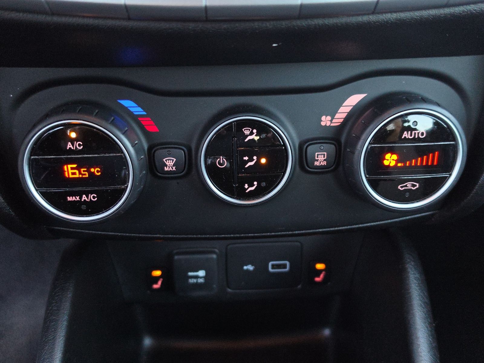 Fahrzeugabbildung Fiat Tipo Street NAVI SHZ PDC