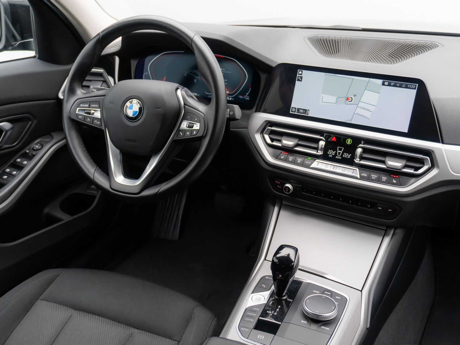 Fahrzeugabbildung BMW 320d xD Alarm DAB DriveAss PDC Geschwindig WiFi