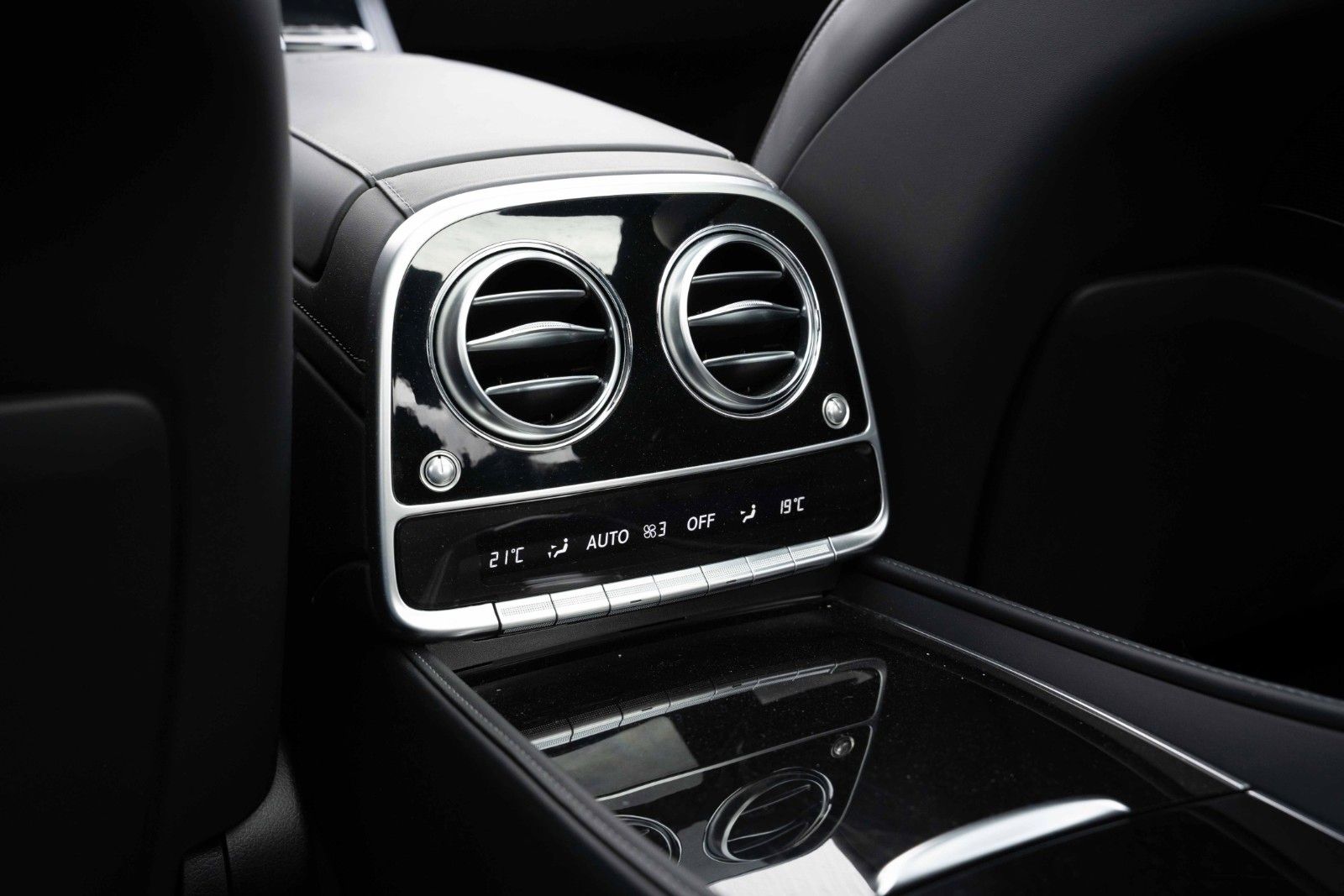Fahrzeugabbildung Mercedes-Benz S 63 AMG L 4MATIC BURM PANO HUD LED DVD 360°