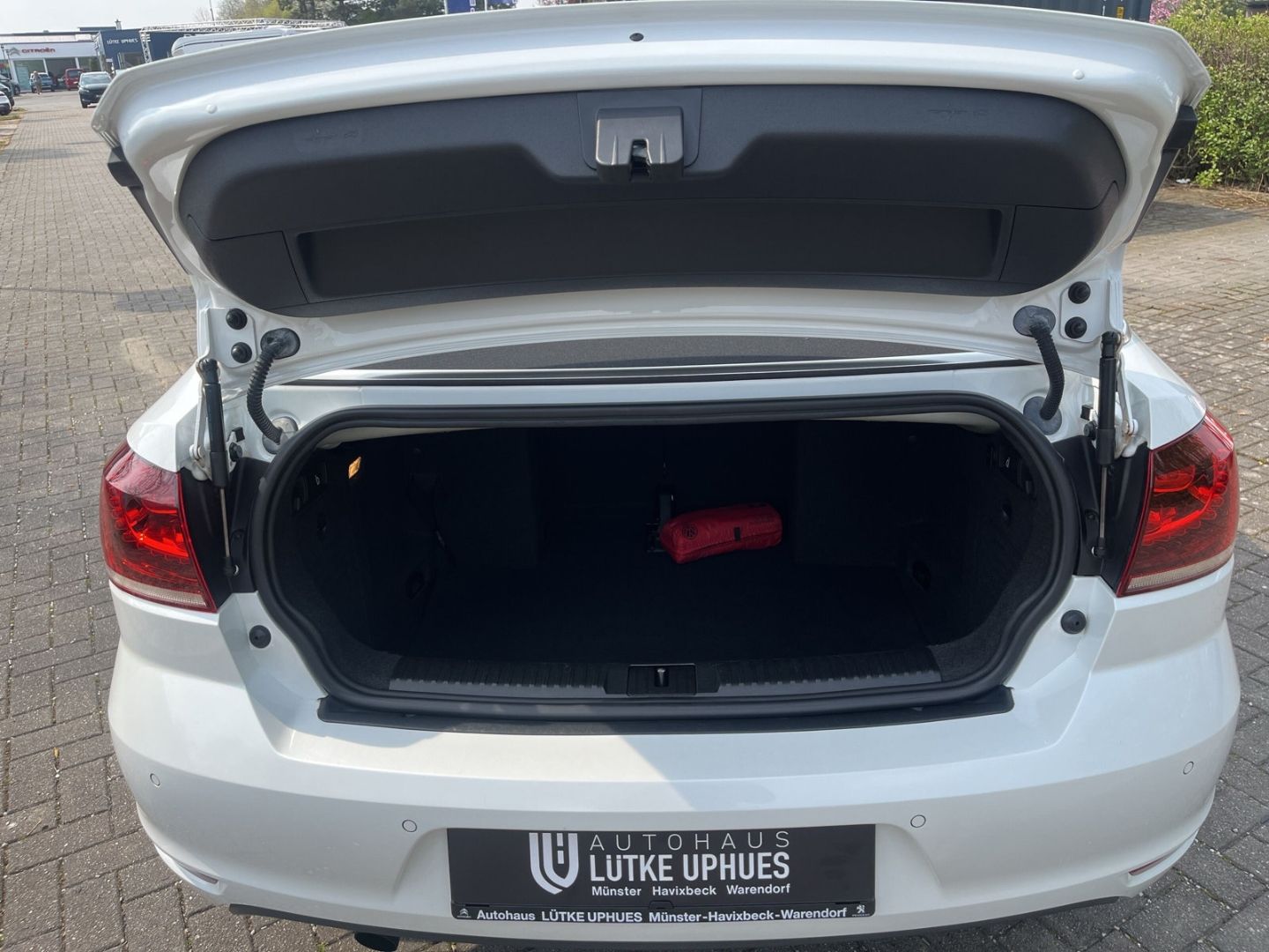 Fahrzeugabbildung Volkswagen Golf VI Basis BMT 1.2 TSI Cabrio Navi SHZ Temp