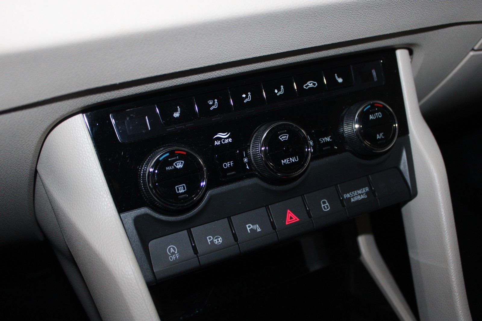 Fahrzeugabbildung SKODA Karoq 1.5 TSI ACT DSG Style LED AHK NAVI WinterP