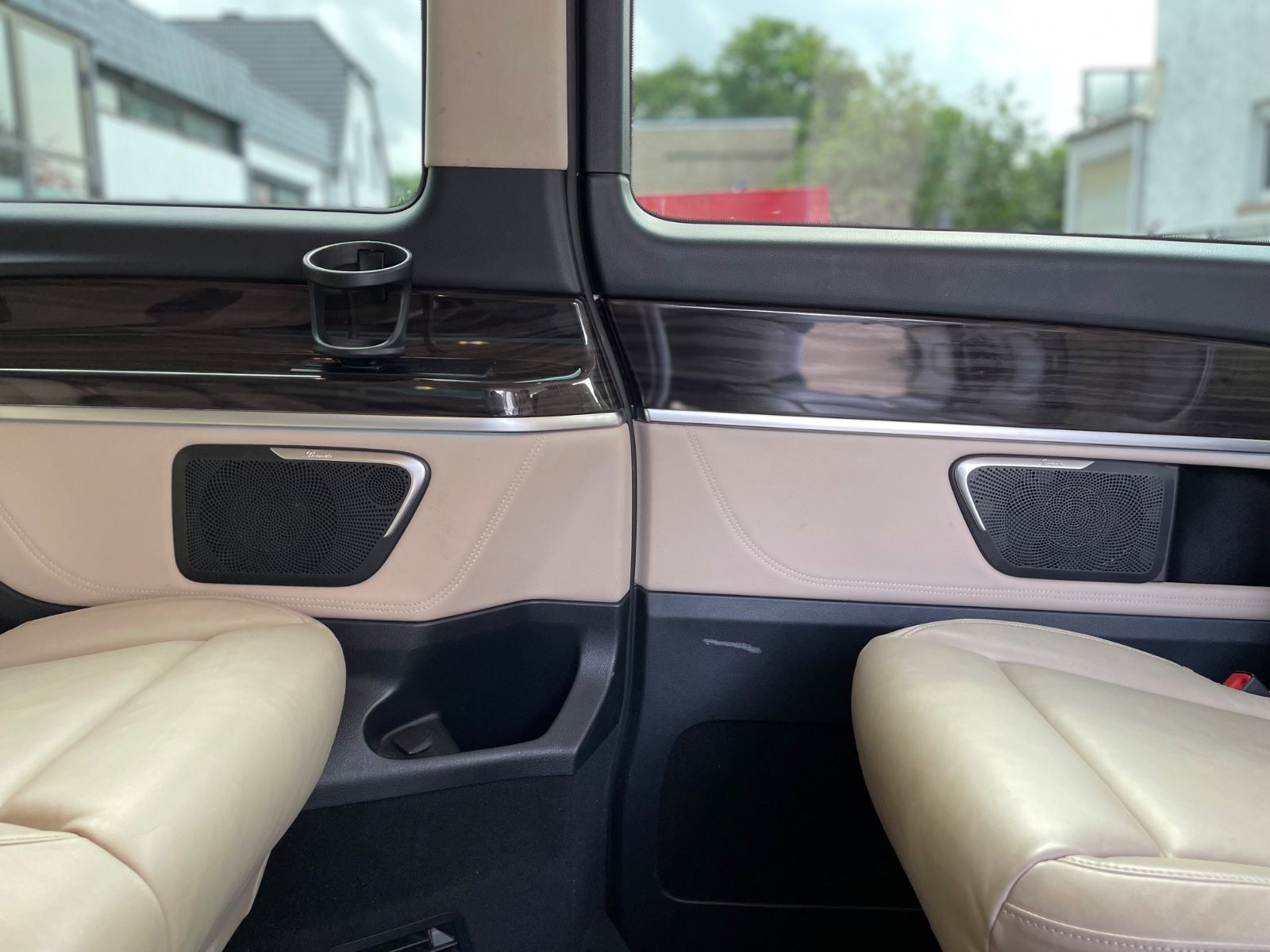 Fahrzeugabbildung Mercedes-Benz V 300 d Lang Avantgarde AMG-Line |Burmester|360°