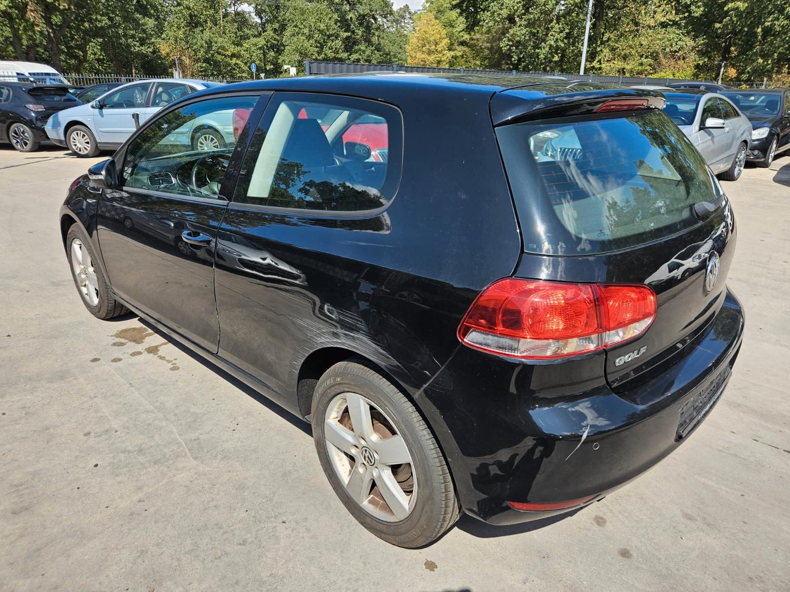 Volkswagen Golf 2010 — rear view