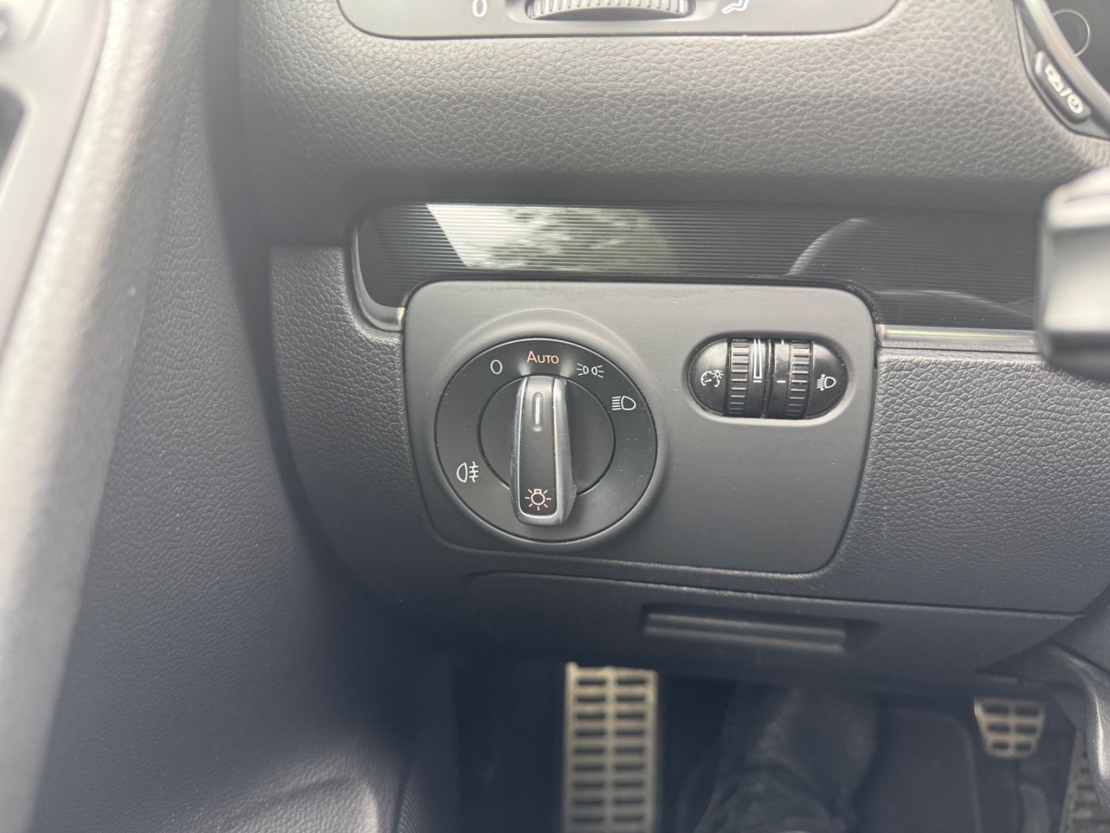 Fahrzeugabbildung Volkswagen Golf VI Cabriolet Leder+Navi+Bluetooth+Sitzheizu